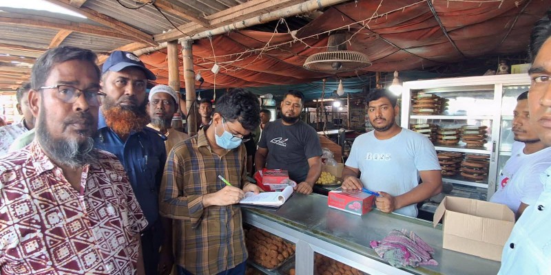 নন্দীগ্রামে মূল্য তালিকা ও মেয়াদোত্তীর্ণের তারিখ না থাকায় দই-মিষ্টির দোকান মালিককে জরিমানা